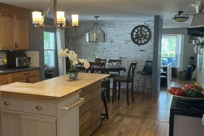 Image de Blue Diamond Bungalow w/ Hot Tub, Your Home Away From Home