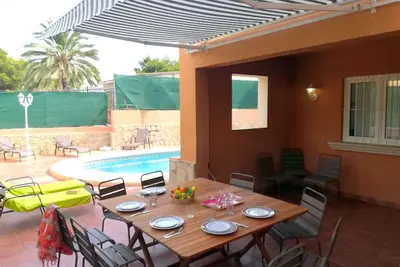 Image de Maison de vacances privée avec piscine privée, Wifi, Tv, patio, animaux admis, parking