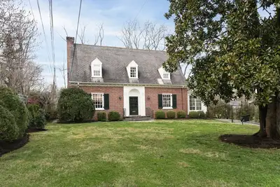 Image de Rugby Retreat | 3 bd, 2. 5 ba | Heart of Uva Grounds