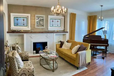 Image de Spacious 2br, this hidden gem combines vintage allure with urban flair!