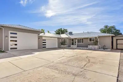Image de Uptown home incredibly spacious great for groups!
