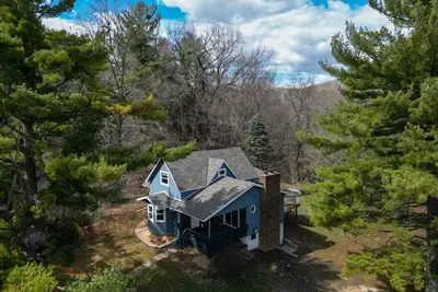 Image de The Trimbelle Cottage: Secluded Riverside Retreat on 7 acres, with Hot Tub!