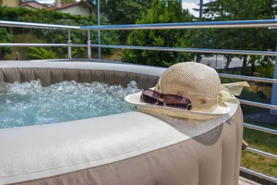 Image de Confortable appartement avec Wifi, climatisation, bain à remous, Tv, terrasse et parking