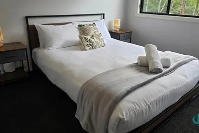 Image de Lake Breeze - Luxury 6-Bedroom With Pool and Bushland Outlook