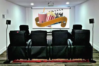 Image de Indy FunStay Theater Home  Sleeps 8