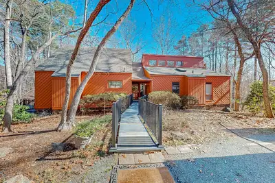 Image de Woodland acreage with 60' deck on gurgling brook, pizza oven, rec area & library