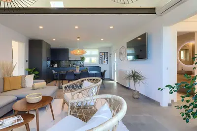 Image de Confortable appartement pour 6 personnes avec Wifi, climatisation, bain à remous, Tv et patio