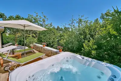 Image de Belle maison de vacances privée avec Wifi, bain à remous, climatisation, Tv et terrasse