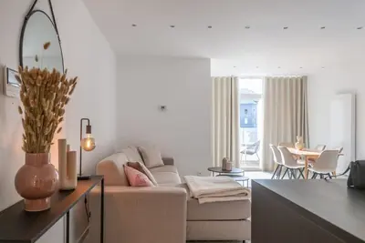 Image de Wonderful central 2br Ghent apt w/ view on Leie
