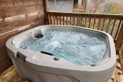 Image de Serene Woodland Cabin in Sky Harbor w/ Private Hot Tub, Pool Table, Air Hockey! Dollywood Ticket*