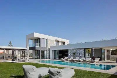 Walking distance to Beach, Heated Pool & Rooftop Hot Tub!