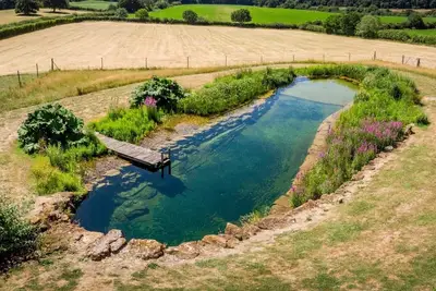 Image de Jossie's Snug - peaceful, tranquil, private garden/hot tub, swimming lake.
