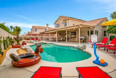 Modern Western! |Karaoke, Arcade. Heated Pool & Spa