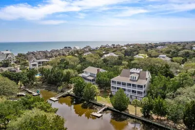 Image de This vibrant family home features 8 bedrooms, and 8 bathrooms, ocean and creek views