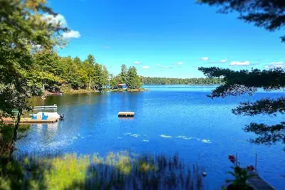 Image de Gentle lake breezes and quiet beckon at this cozy lake cottage