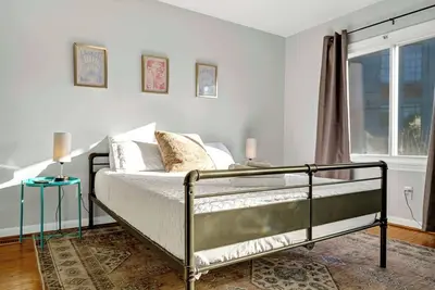 Image de Fast Track Stay – Unbeatable Spot for Race Fans!