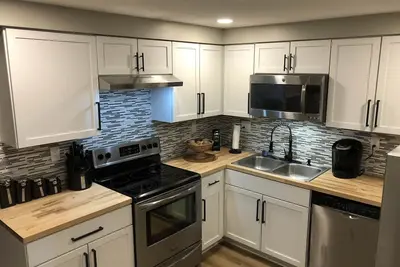 Image de Quaint recently renovated house walking distance to  Lake Shore Park.