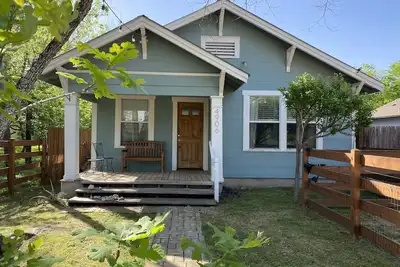 Image de The Quaint Craftsman in East Austin- 3br/2ba w/ enclosed front and back yards!
