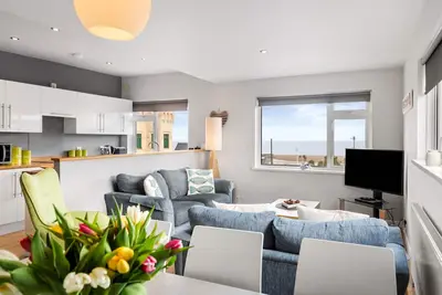 Image de The Bay Apartment - Sea Views, Village Centre