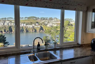 Image de Trebarfoote, sea and river views across to Fowey