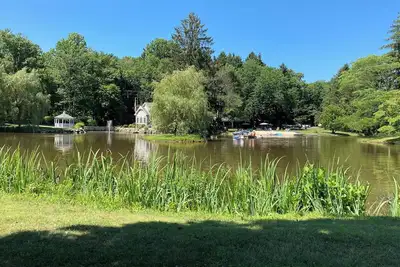 Image de Exclusive Lakeside Retreat in the Poconos for the Entire Summer Season.