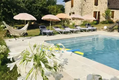 Image de Maison familiale au calme à la campagne. Animaux de compagnie acceptés! Piscine