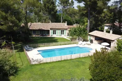 Image de Superbe maison & dépendances (12 couchages); calme, jardin, piscine, proche Aix!