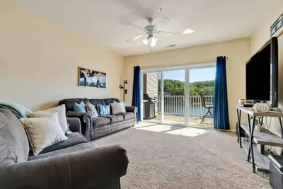 Image de Fabulous & clean lake condo 2bd/2ba sleeps 8!