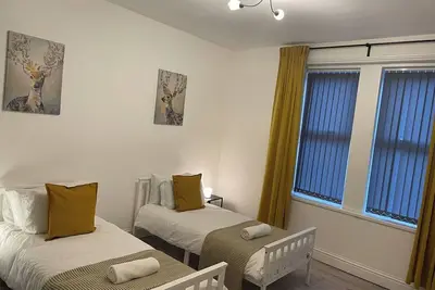 Image de Saltwell Rd - 4 Bdrm 5 beds Great for contractors