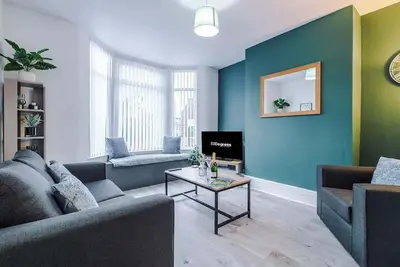 New! Stunning home, ideal for groups, w/parking!
