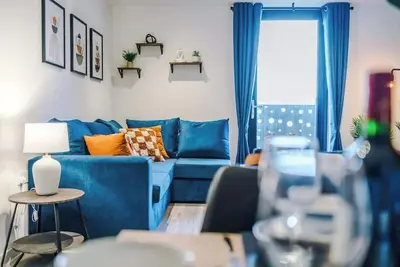 New! Pristine 2-Bed Flat, Great Location, Sleeps 6