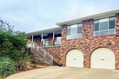 Image de Large 5br haven with lake views