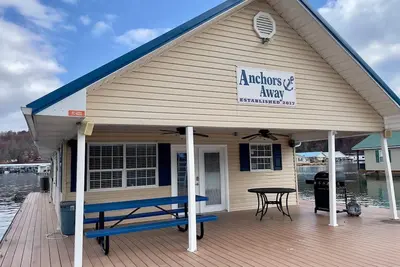 Image de Anchors Away Floating Home @ Whitman Hollow Marina / Froggies Patio Bar