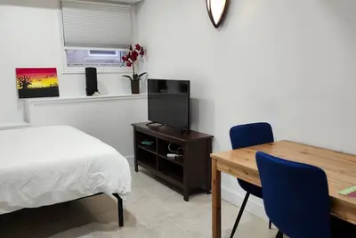 Image de Comfy new renovated 3 bed 3 bath above ground basement 7min to Canada Wonderland