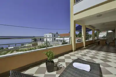 Bel appartement pour 8 personnes avec Wifi, climatisation, Tv, balcon et parking
