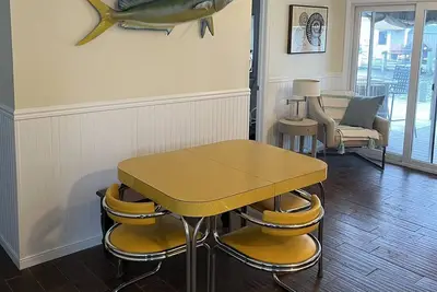 Image de Enjoy peace & serenity on the water as the sun sets in our beauty on the bay