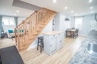 Image de Fully Renovated Cottage on Queen, 3min walk from Beach and Downtown Adventures!