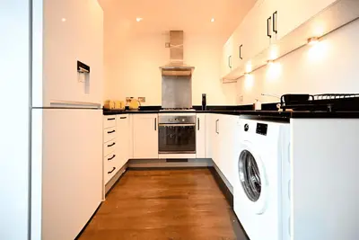 Image de Homely, Spacious Flat w\/ Balcony & Fast Wi-Fi