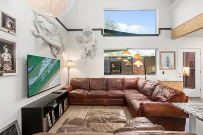 Image de Entire Townhouse, 2 Bed + Office Loft & Courtyard