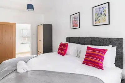 Image de 4 Bedroom Apartment in Newport Road