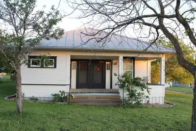 Image de Countryside Farmhouse, backporch breezes, hillside views, and in Walburg!