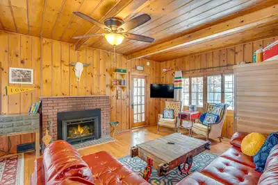 Image de Family-Friendly Lake Waubesa Home: Boat + Swim!