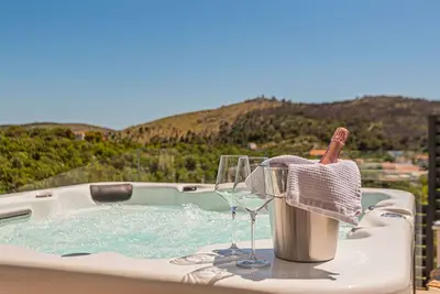 Image de Maison de vacances privée avec piscine privée, climatisation, bain à remous, Wifi, Tv, terrasse
