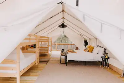 Image de A secluded haven on 5, 000 acres in Nw Georgia, just 45 minutes from Atlanta and Chattanooga, and a quick 10-minute drive to downtown Rome. Explore private trails along the Etowah river, bask in wildlife, and gaze at mesmerizing stars. Your perfect es