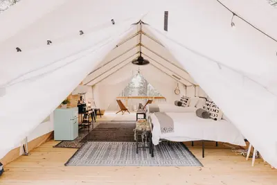 Image de A secluded haven on 5, 000 acres in Nw Georgia, just 45 minutes from Atlanta and Chattanooga, and a quick 10-minute drive to downtown Rome. Explore private trails along the Etowah river, bask in wildlife, and gaze at mesmerizing stars. Your perfect es