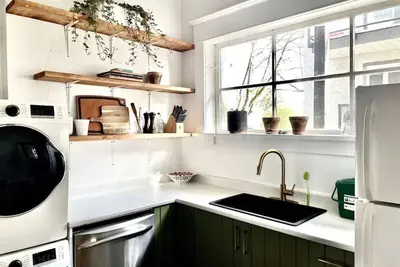 Image de BEAUtifuL Charming high-ceiling Home in Vancouver