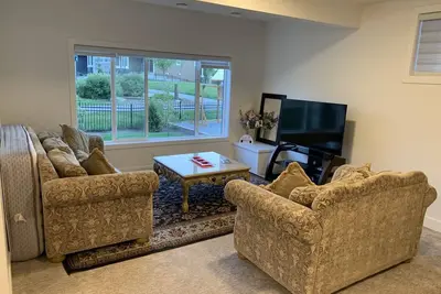 Image de Bright Basement Suite Close to the Mountains\n\n