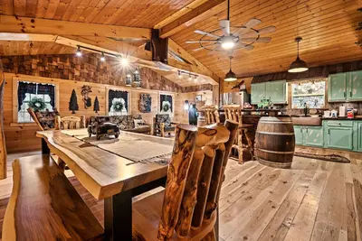 Image de Dollywood Tickets! Rustic 3-bdrm Cabin: 4 Acres! 🌄