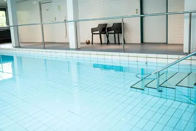 Image de Confortable appartement pour 21 personnes avec Wifi, piscine, bain à remous, terrasse et parking