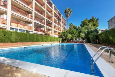 Joli appartement pour 4 personnes avec climatisation, piscine, Wifi, Tv, balcon et parking